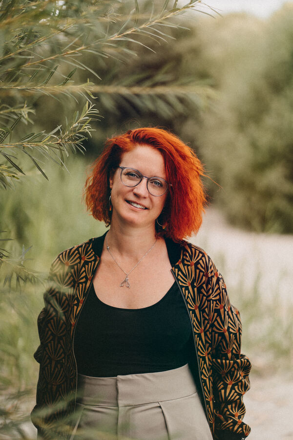 Portrait von Barbara Hönigschnabl im Grünen